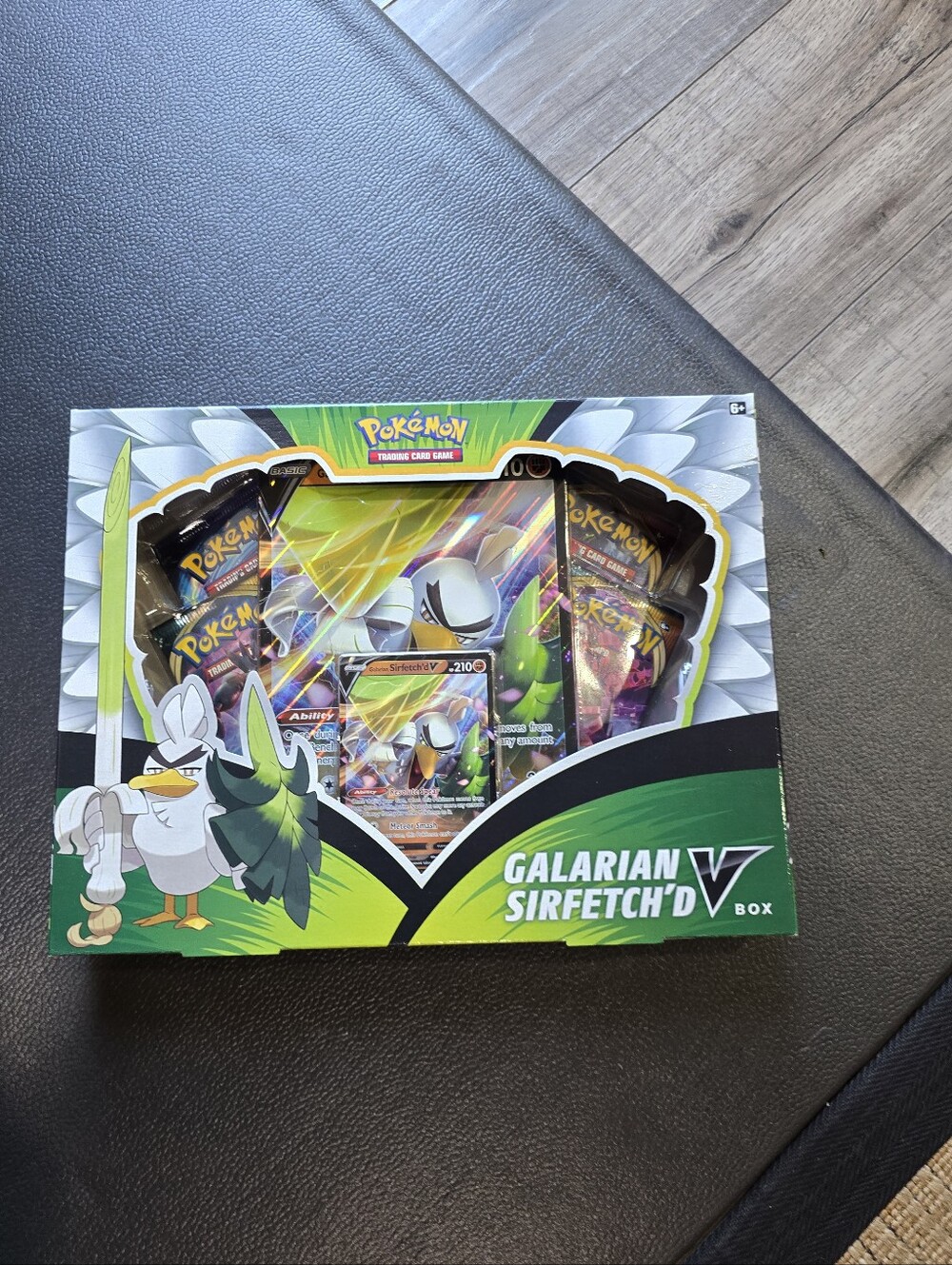 Pokémon Galarian Sirfetch'd V Box - Green Collector’s Set